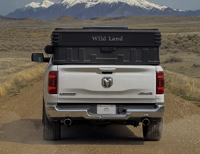 Kompaktes geschlossenes Volumen, niedrige Höhe. Erweiterter Bettraum.