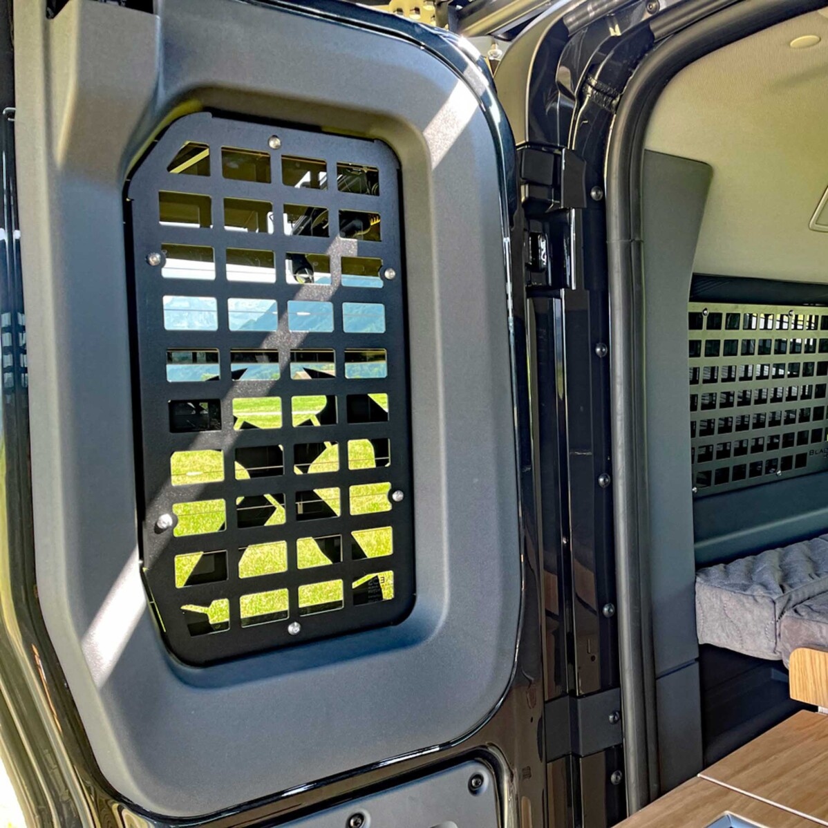 M.O.L.L.E. intérieur, Arrière