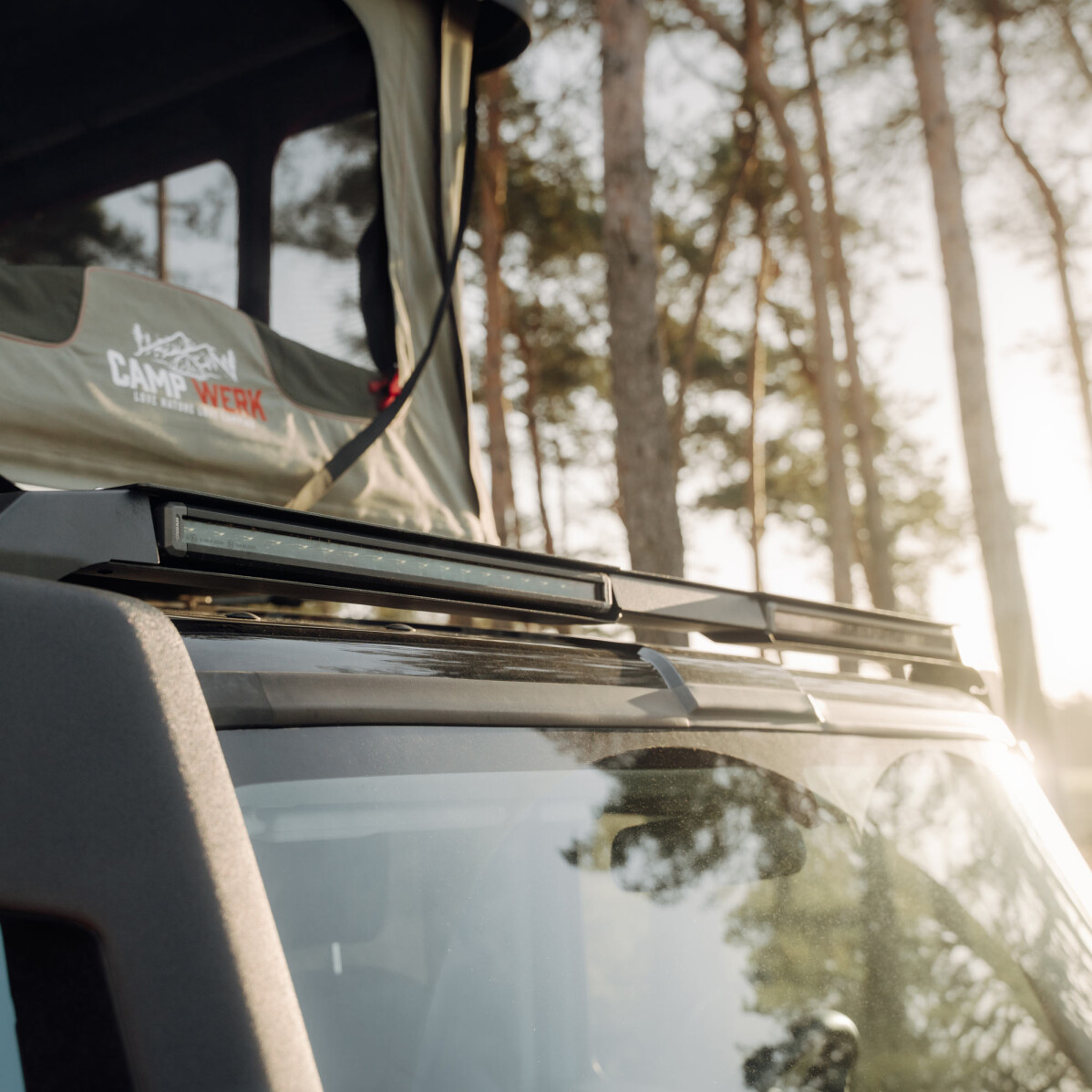 Barre LED sur toit au-dessus du pare-brise