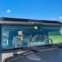 Barre LED sur toit au-dessus du pare-brise